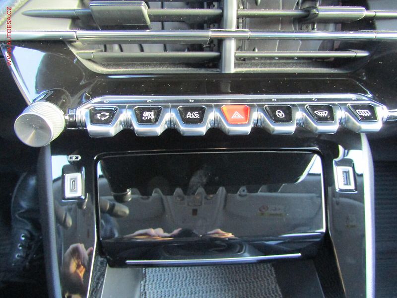 Peugeot 2008 (2020) 1.2PT, ČR, LED - fotka 16 z 21
