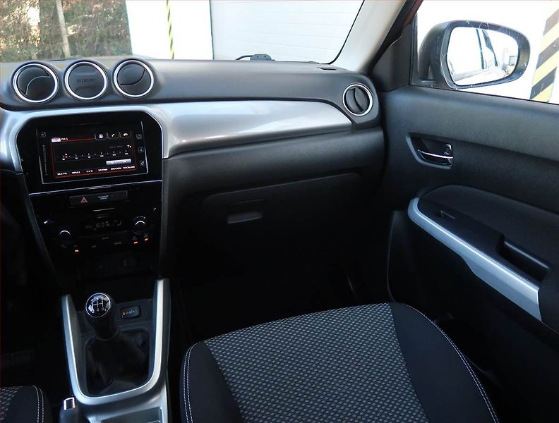 Suzuki Vitara (2017) 1.6 VVT, Serv.kniha, Navi - fotka 8 z 19