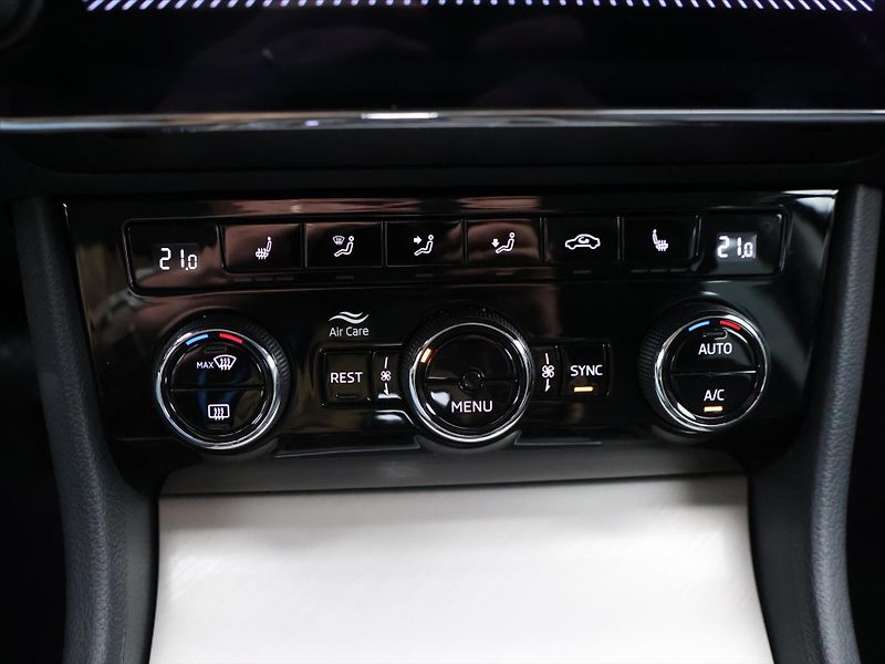 Škoda Superb 2,0 TSI 140kW Style DSG CZ DPH - fotka 20 z 28