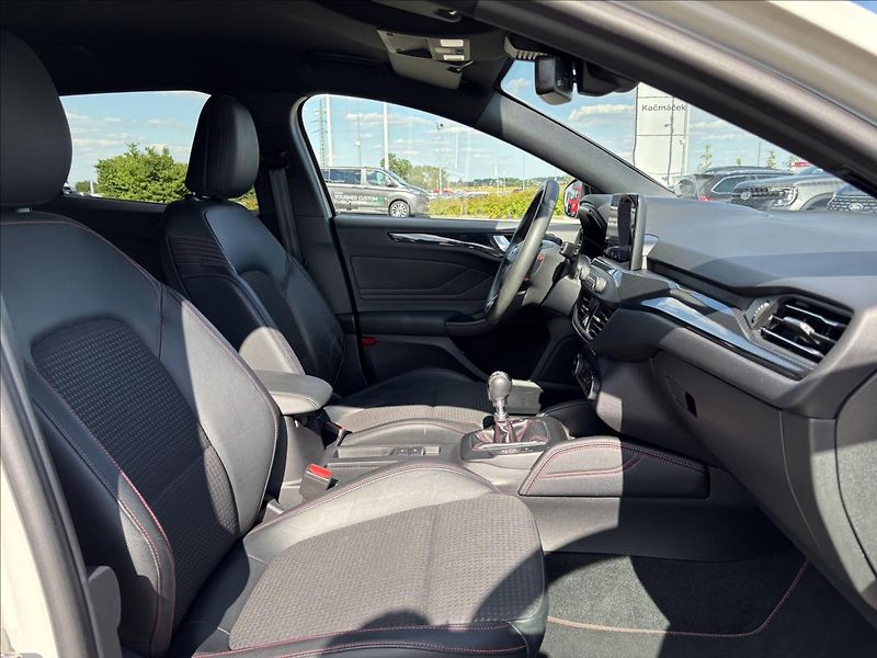 Ford Focus 1,5 EcoBlue 88 kW ST-line - fotka 19 z 43