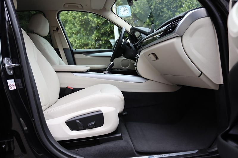 BMW X5 XDRIVE 40e F15 230kW DPH - fotka 42 z 48