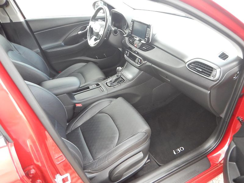 Hyundai i30 FASTBACK, 1.4 GDi TURBO, AUT - fotka 13 z 35