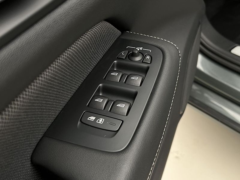 Volvo V60 T6 AWD DARK PLUS 1. maj. - fotka 46 z 49