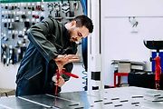Pokud se bude pracovat na baterii, pak ji je třeba vyjmout vozu a odstranit kryt