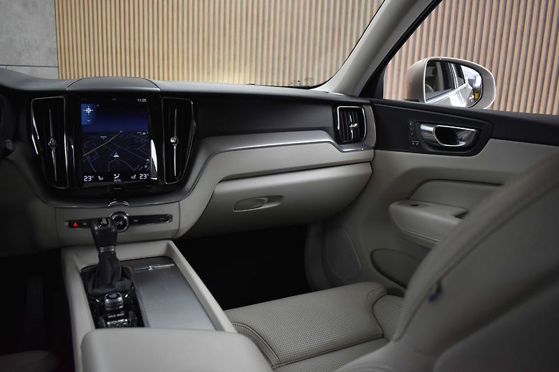 Volvo XC60 D5 AWD INSCRIPTION DPH*ČR 1.M* - fotka 9 z 44