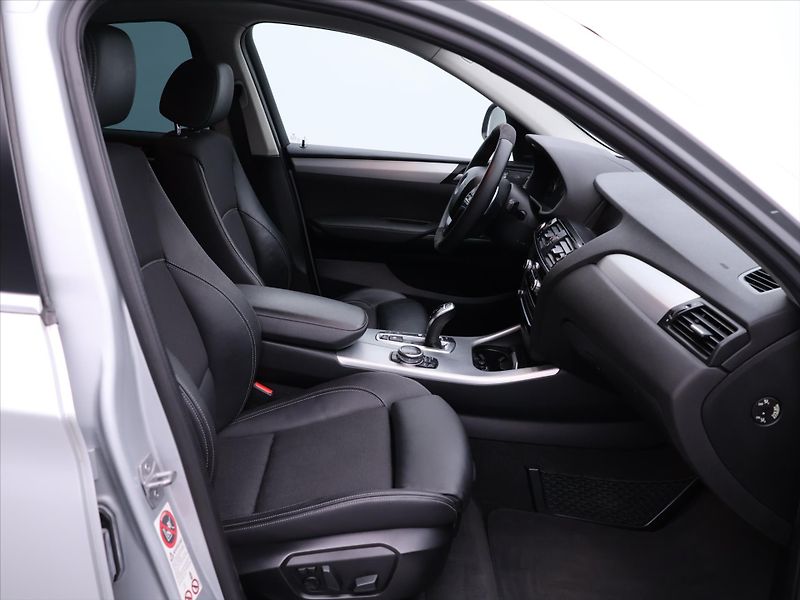 BMW X4 3,0 35d xDrive 230kW M-Packet - fotka 13 z 38