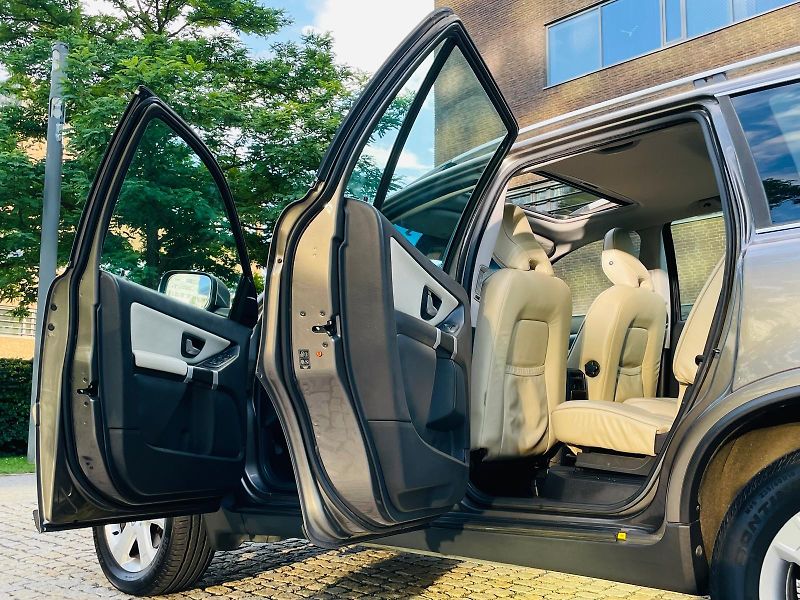 Volvo XC90 2.4 D5 4x4 AUT SERVISKA TAŽNÉ - fotka 23 z 48