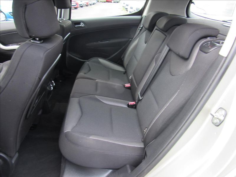Peugeot 308 1,6 THP 110kW - fotka 10 z 28