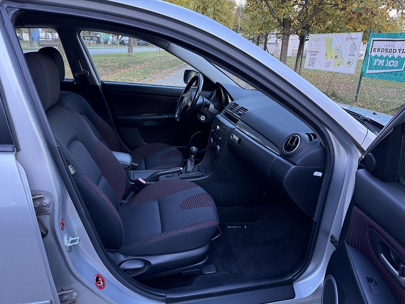 Mazda 3 2.0 Sport - fotka 21 z 32