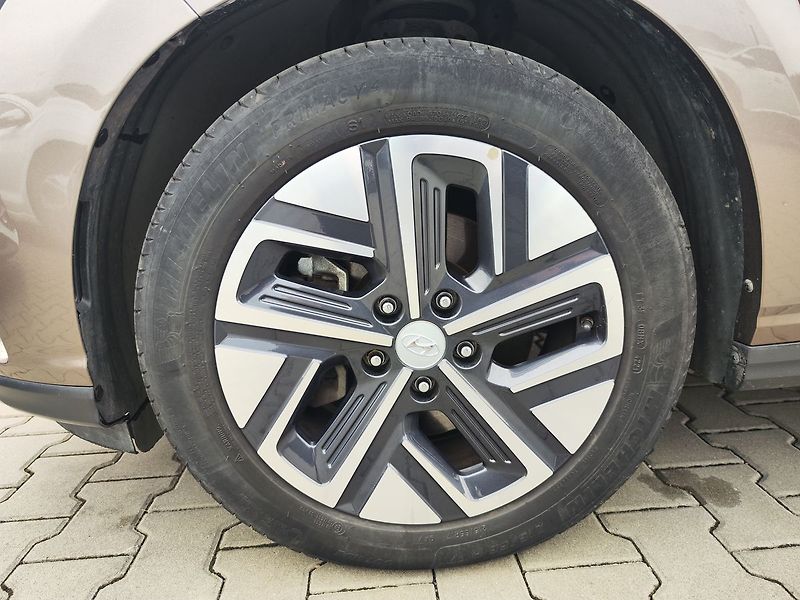 Hyundai Kona EV/64kWh Czech Edition AT - fotka 33 z 35