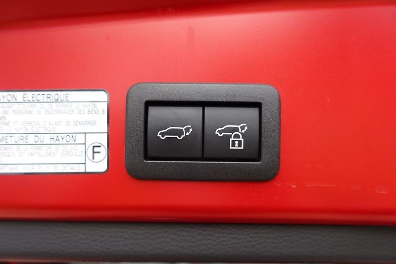 Toyota Corolla Cross 2,0 HEV Executive + Panorama 4 - fotka 15 z 37