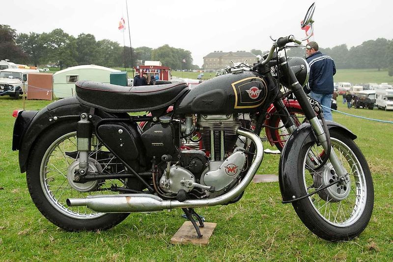 Holandský poštovní sbor vybavený motocykly Matchless.