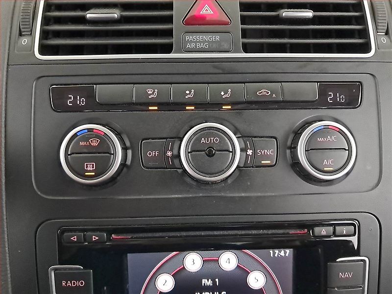 Volkswagen Touran (2013) 1.6 TDI, Serv.kniha, Navi - fotka 16 z 20