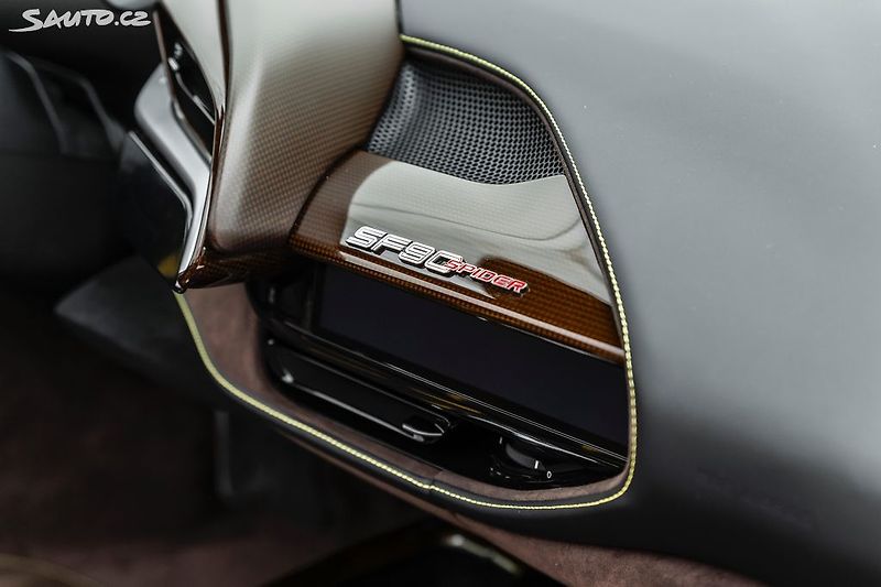 Ferrari SF90 Spider*FULL carbon*metalíza - fotka 20 z 47