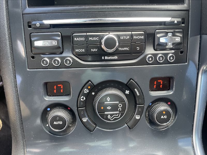 Peugeot 3008 1,6 THP 121kw ALLURE GPS PANOR - fotka 20 z 40