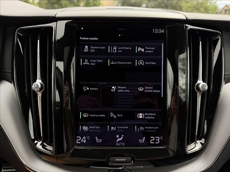 Volvo XC60 B4 2.0d 4X4 R-Design - fotka 20 z 29