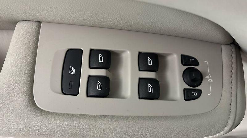 Volvo XC60 2.0 B5 AUT AWD Inscription - fotka 25 z 35