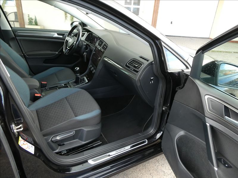 Volkswagen Golf 1,6 TDi 85kW IQ.Drive,1.maj,TZ - fotka 20 z 47