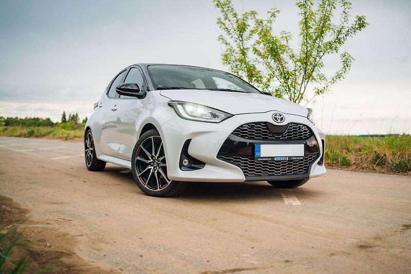 Toyota Yaris (2023) 1.5 VVT-i Hybrid - fotka 2 z 32
