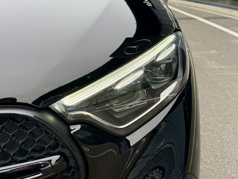 Mercedes-Benz GLC (2023) 300 e 4MATIC SUV - fotka 42 z 48