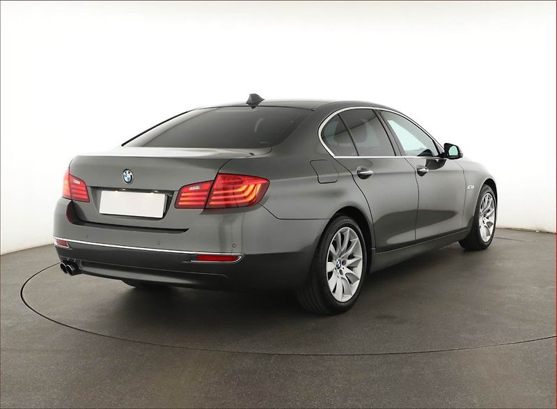BMW Řada 5 (2014) 520i, Automat, Kůže, Navi - fotka 5 z 20