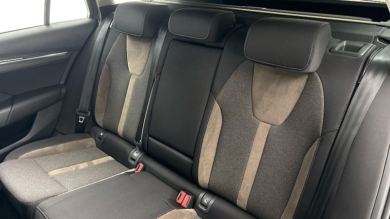 Škoda Octavia 2.0 TDI DSG 4x4 Scout Combi - fotka 16 z 28