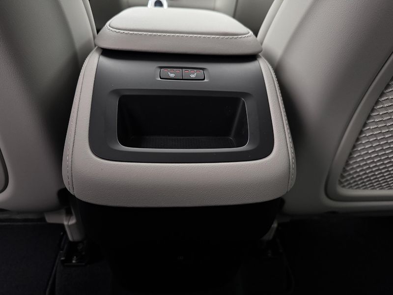 Volvo XC90 (2026) B5 AWD AUT DARK PLUS 7míst - fotka 17 z 25