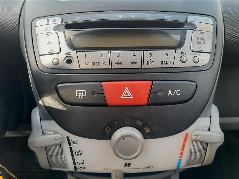 Peugeot 107 1,0i 50kW AUTOMAT - fotka 31 z 38