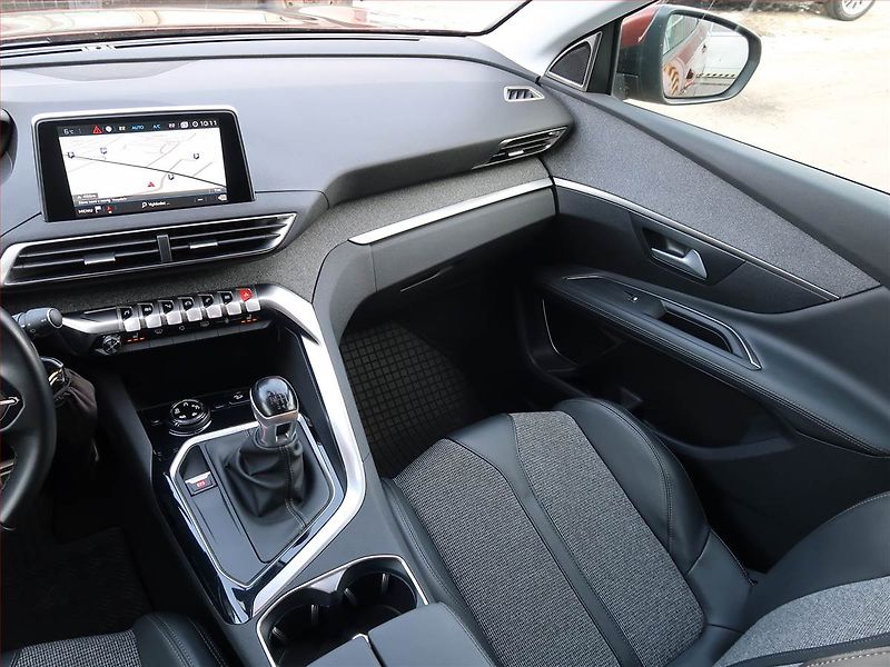 Peugeot 3008 (2019) Allure 1.5 BlueHDi, ČR,1.maj - fotka 8 z 20