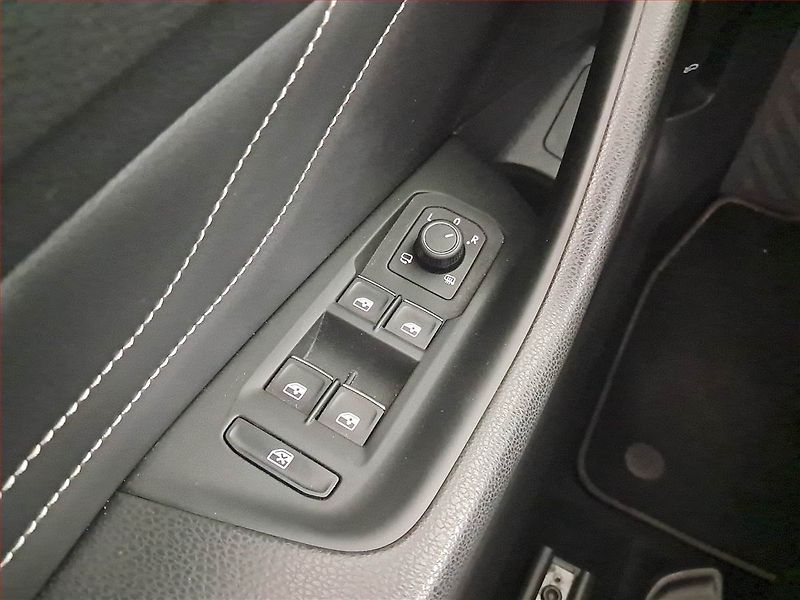 Volkswagen Passat (2021) Elegance 2.0 TDI - fotka 15 z 17