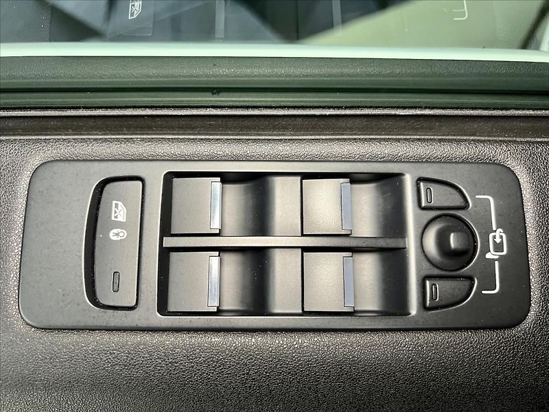 Land Rover Discovery TD4 180k 4WD, KAMERA, NAVI, 7S - fotka 21 z 24