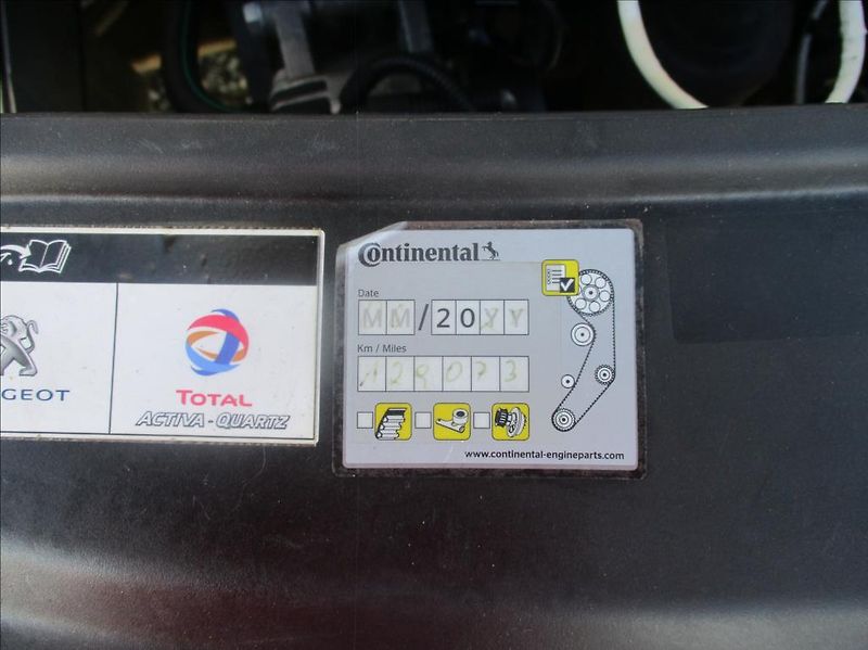 Peugeot 2008 1,2 i, klima,serv.kniha,tažné - fotka 27 z 34