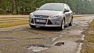 Ford testuje jízdu přes výmoly na testovací trase u belgického Lommelu.