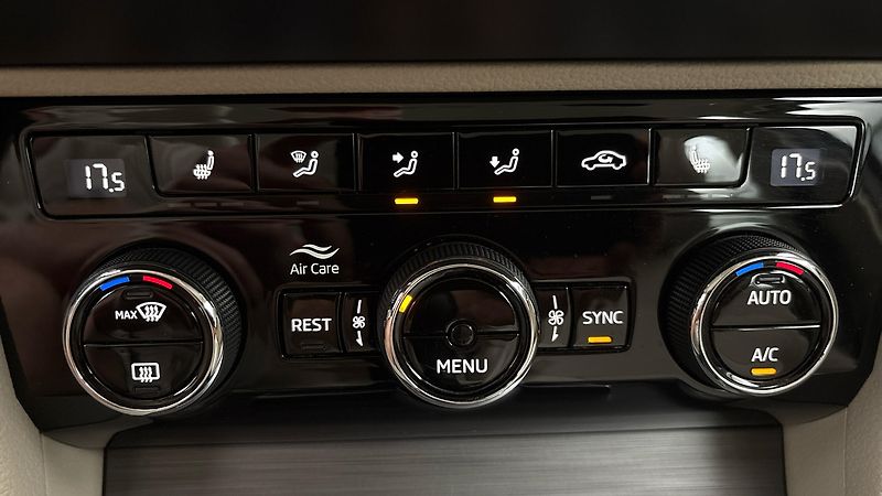 Škoda Superb 2.0 TDI Style Combi - fotka 13 z 25