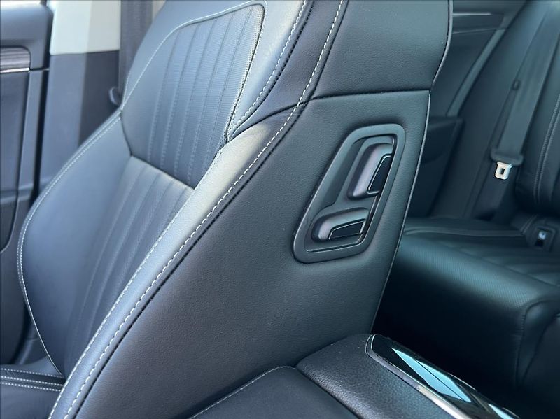 Škoda Superb 2,0 TDI DSG Premium Edition - fotka 38 z 42