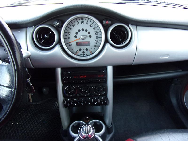 Mini Cooper (2003) 1.6i 85kW  SYMPATICKÝ VŮZ - fotka 11 z 18