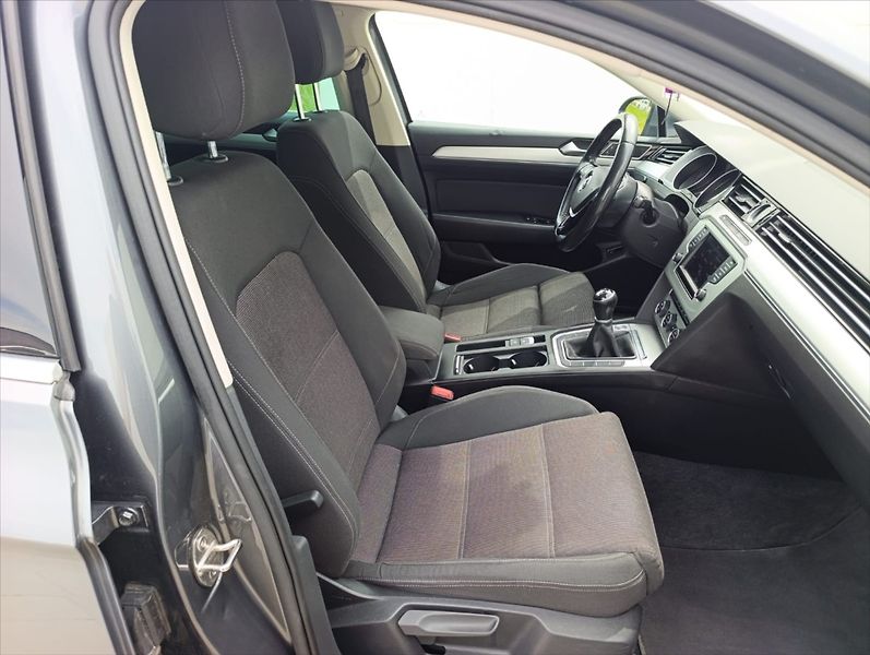 Volkswagen Passat 1,6 TDi Aut.klima Navi Kamera - fotka 27 z 34