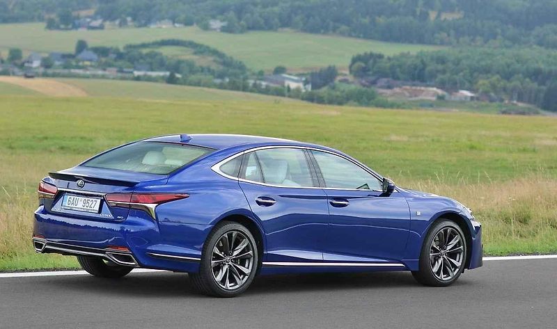 Lexus LS 500.