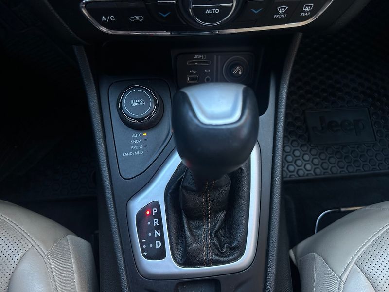 Jeep Cherokee 2.2 CRD 4x4/147kW/Automat/1MAJ - fotka 35 z 37