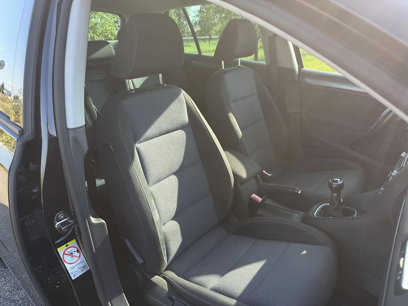 Volkswagen Golf (2011) VI 1,4i16V STYLE 1 MAJITEL - fotka 29 z 66