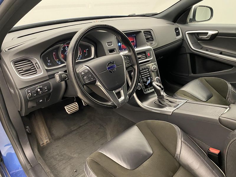 Volvo V60 D4 AWD R-DESIGN AUT  - fotka 4 z 41