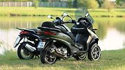 Piaggio MP3 500ie Sport LT (vpředu) a Piaggio Medley 125ie.