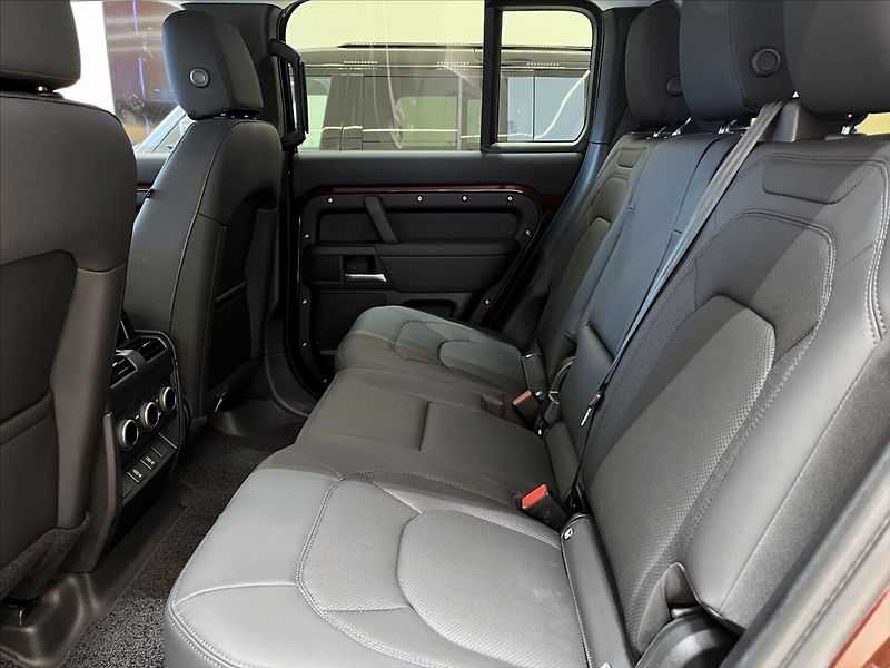 Land Rover Defender (2025) 3,0 130 X-Dynamic SE D350 AWD - fotka 14 z 19