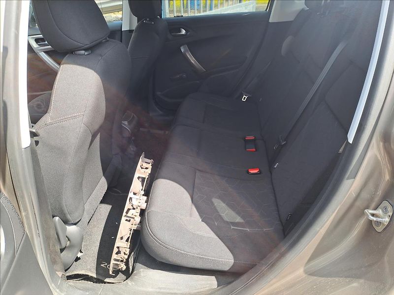 Peugeot 2008 1,2 THP SERVISKA,KOUPENO CZ - fotka 6 z 16