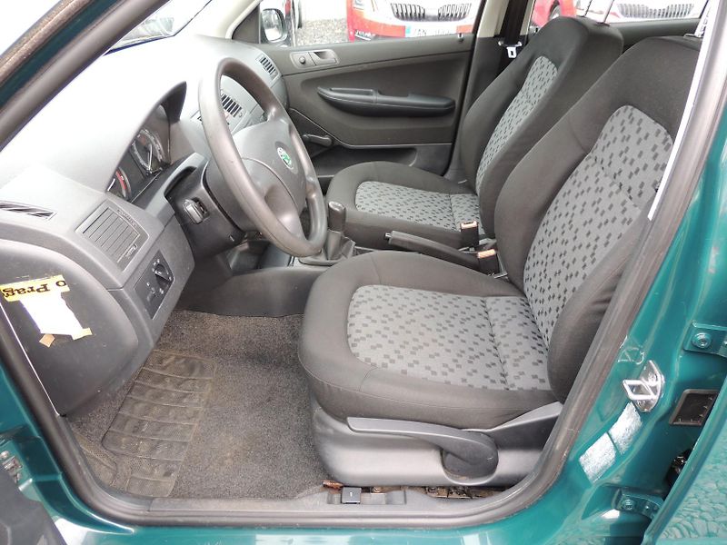Škoda Fabia (2005) 1.2HTP,40kw,ČR,1majitel - fotka 16 z 33