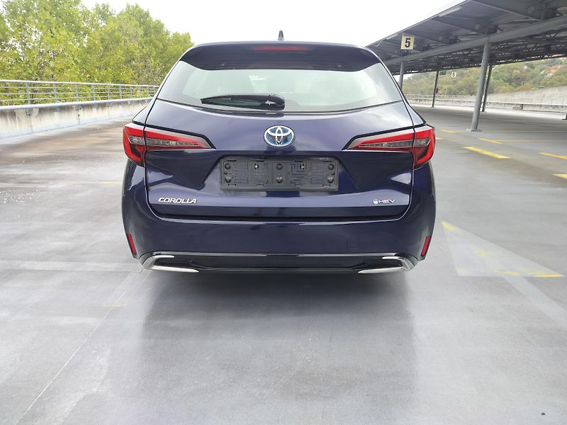 Toyota Corolla 1.8 hybrid Business Edition - fotka 6 z 29