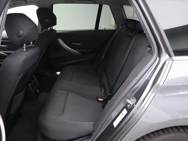 BMW Řada 3 2,0 320 XDrive 135kW Aut. - fotka 14 z 31
