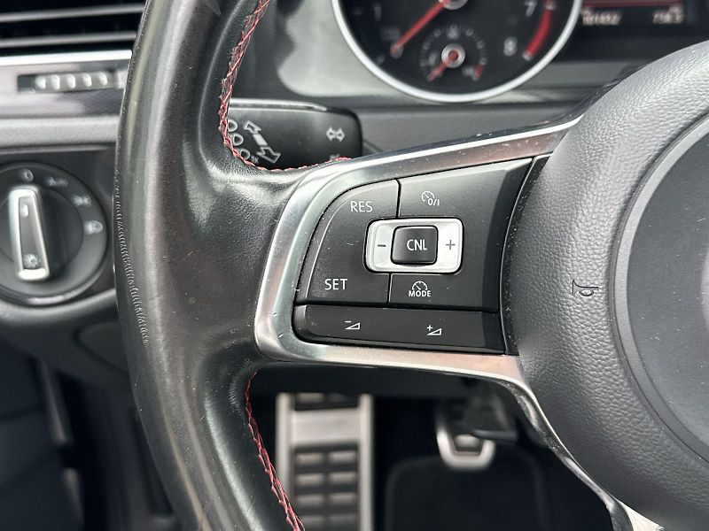 Volkswagen Golf (2016) 2.0 TSI GTI - fotka 13 z 28