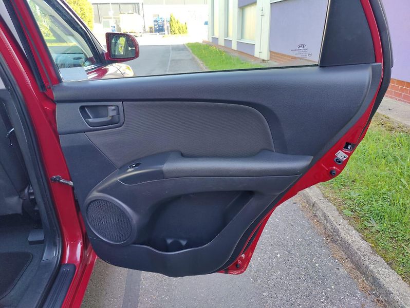 Kia Sportage 2,0 CRDi 4WD /servis/pneu - fotka 18 z 30