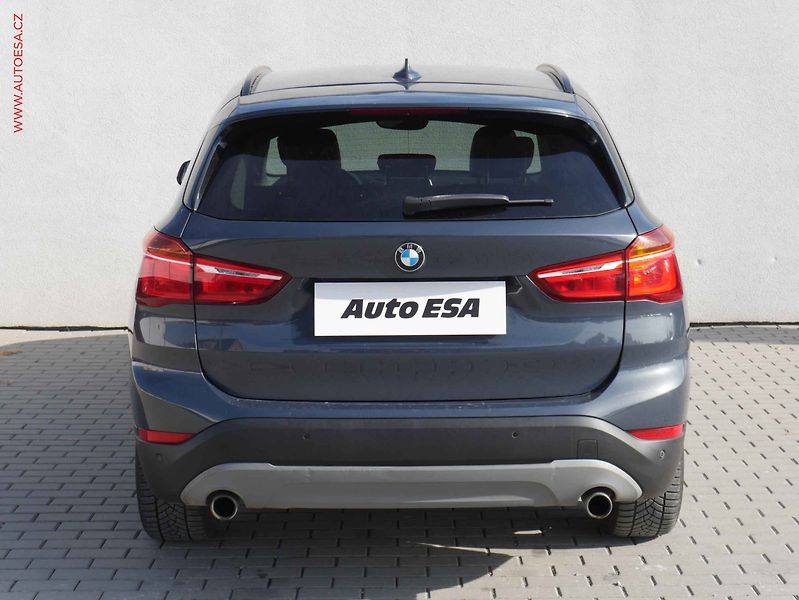 BMW X1 (2017) 2.0D xDrive, 1.maj, AT, LED - fotka 5 z 18